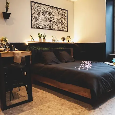 Room, La Douce Angevine