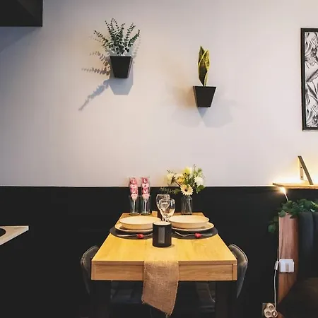 Room, La Douce Angevine