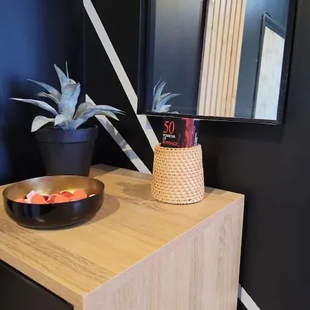 Room, La Douce Angevine Анже